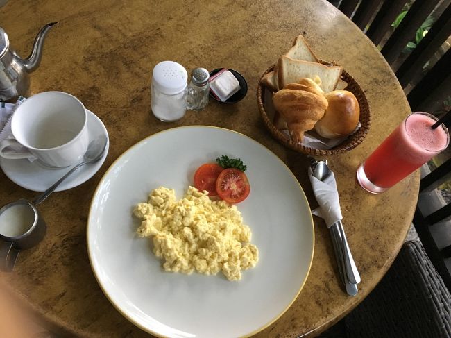 バリコピ、スクランブルエッグ、パン、スイカジュース<br />カキアンバンガローはパン屋さんもやっているので<br />パンもおいしかったです！<br /><br />朝は少し涼しくていい感じ