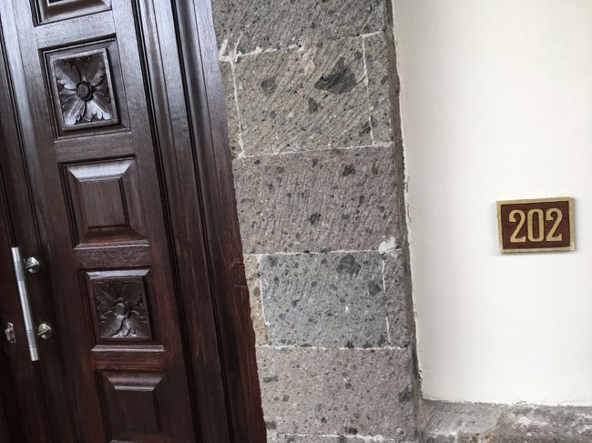 部屋のドア<br />木彫りでお花の模様になっていてかわいい