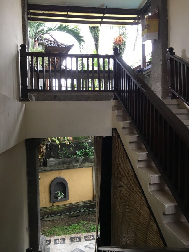 部屋のある２階から下に降りて・・