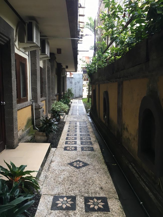 フロントへ続く道