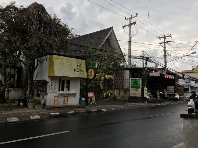 まずは両替所に行きます<br />少し調べてみたけど、そこまで変わらないので近場へ。<br />ホテルの向かいや、同じ道沿いにもありました。