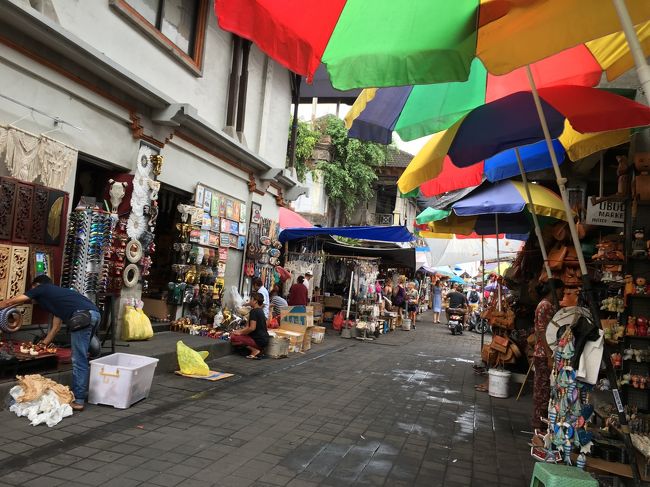 まずはウブド市場！！<br />ホテルの送迎サービスをお願いしました。<br /><br />雑貨がたくさん～～<br />どれも欲しくなってしまいます