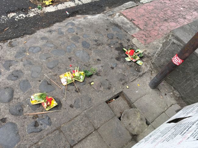 お供え物のお花があちこちに。。