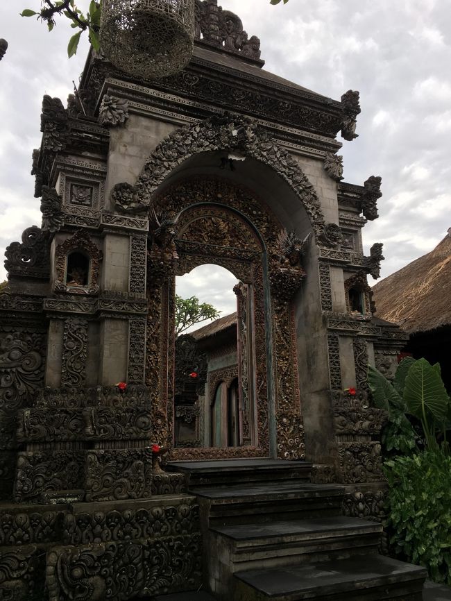 建物や銅像にお花がお供えされているのが<br />なんとも好き。。