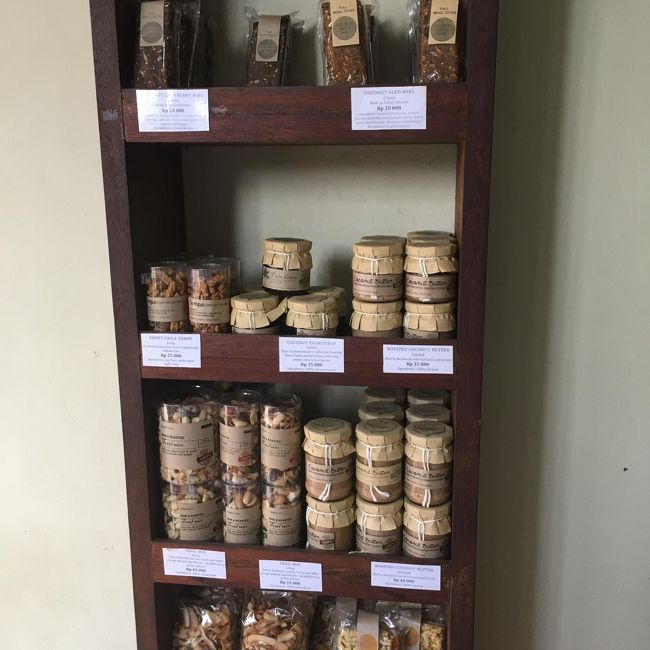 ココナツフレークやクッキーも販売してます