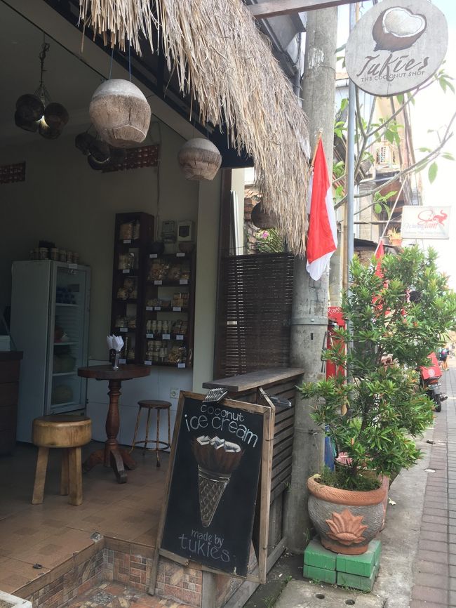 tukies<br /><br />ココナツアイスのお店！！<br />ここは絶対に来たかった<br /><br />前回ウブドに来た時にたまたま入ったお店<br />わたくし無類のココナツ好きであります