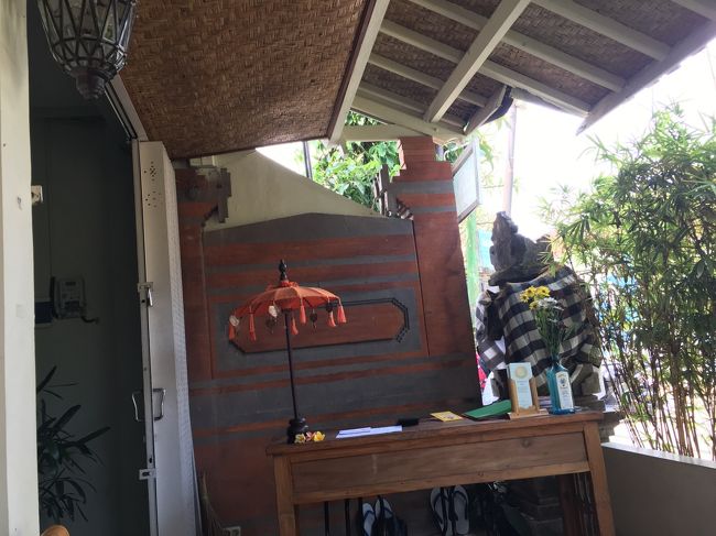 にぎやかなハノマン通りから２本離れているので<br />とても静か。。<br /><br />たまにバイクが通ったり、鶏の声？！が聞こえました<br /><br />優しそうな受付のおじさん