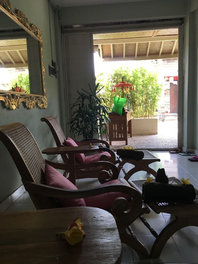 ネイルをしてもらうところ<br />プルメリアが添えてあって幸せ<br />わたくし無類のプルメリア好きでもあります<br /><br />プルメリアのアートネイルをお願いしたら<br />できるスタッフが今日はいないからできませんとのこと。。<br />でもせっかくなのでワンカラーのペディキュアをお願いしました。