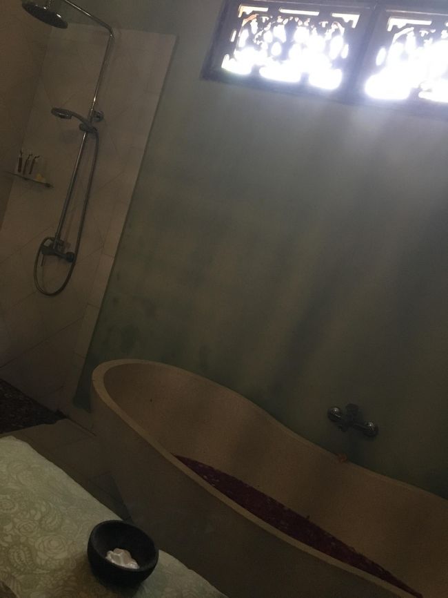 おわんみたいな入れ物にボディークリームを入れてくれました。<br />至れり尽くせり～～