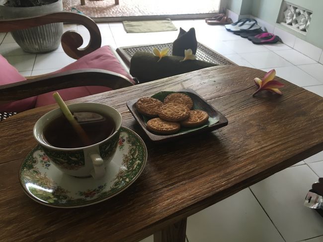 レモングラスティーとクッキーをいただきながら<br />ペディキュアタイムです