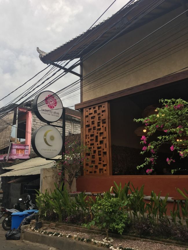 Jembawan通りをひたすら北上して。。<br /><br />Radiantly Alive Yoga Studioに着きました<br /><br />そう、ヨガがしたかった！！ウブドで！！