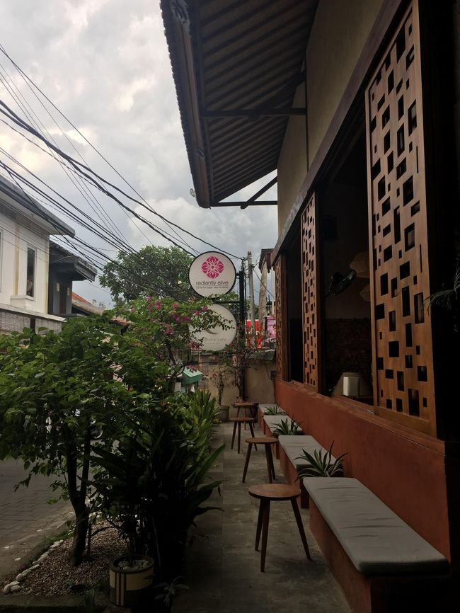 この日は自分の他のスケジュールと合わなかったので<br />とりあえず下見となりました。。<br /><br />外のベンチもいい感じ～～