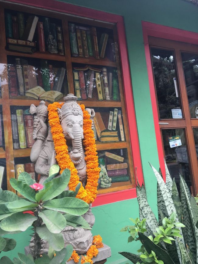 本屋さん。<br />ガネーシャブックスだっけ。。<br />うろ覚えですが<br /><br />ラヤウブド通りに着きました。<br />ここをウブド王宮と反対側に向かいます