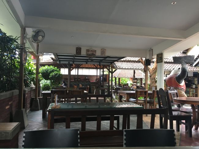 ついに到着！！<br /><br />MANGGA MADU<br /><br />どなたかのブログで見て、絶対来たかったワルンです<br /><br />人気のお店と思いますが。。なんて辿り着きにくい場所にあるんだ。。<br />こんなところにお店が！？ってところにありました笑<br />車が多いのに信号もたいしてなく道が狭くて車スレスレだし<br />お店も見つからないし。。挫折寸前でなんとか到着！！<br />帰り道も今から不安笑