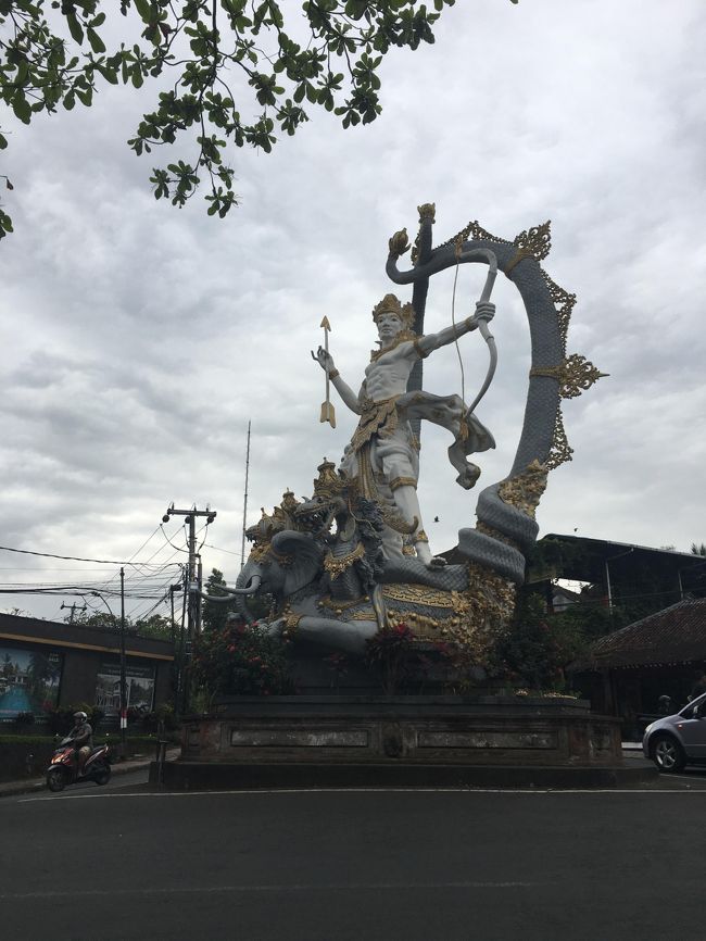 帰りはタイミング良く、最難関？の狭い道を通り抜け。。<br />銅像を撮る余裕もありました笑<br /><br />これ、かなり大きいよ　びっくり！<br />左下のバイクと比較ください。。