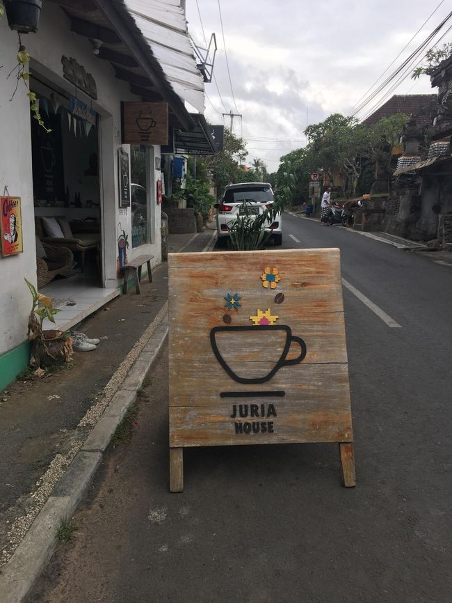 お次は<br /><br />JURIA HOUSE CAFE<br /><br />ここもちょっと気になっていたので来てみました。<br />道端に看板どーん<br />