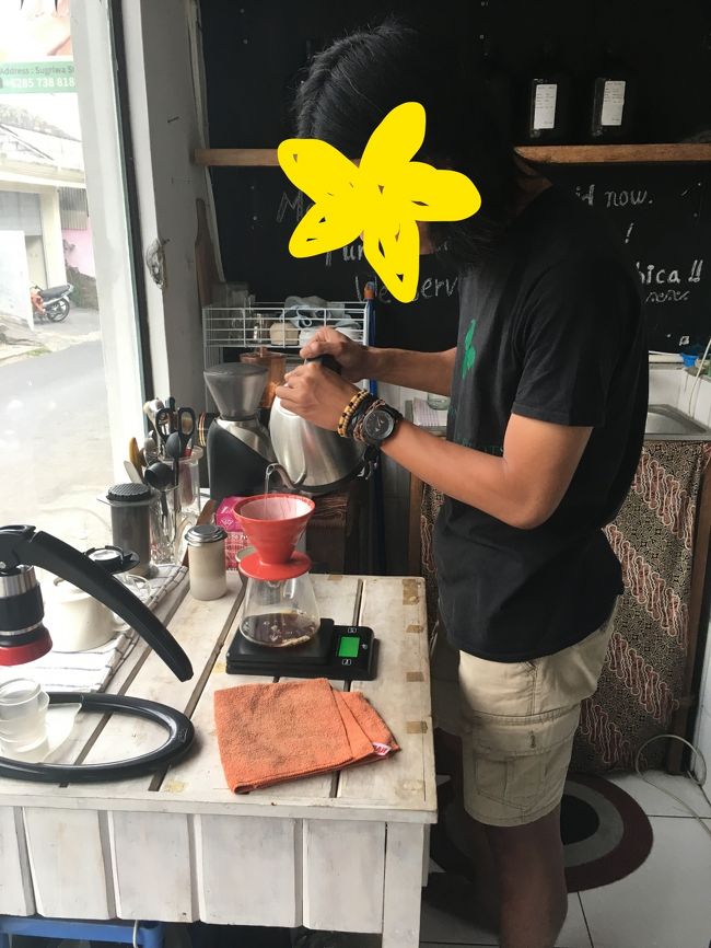 インドネシア本島出身という兄さんが<br />丁寧にコーヒーを淹れてくれます