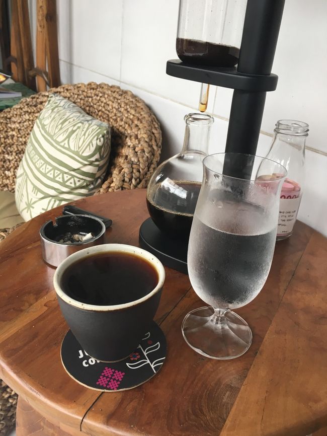 じゃーん（古）<br />こだわりのコーヒーが来ました<br />お水もくれた。うれしい。とにかくのどが渇く。。<br /><br /><br />肝心のコーヒーのお味は！！思っていたよりすっきり<br />それでいて奥深い味わい（と、思う。。）