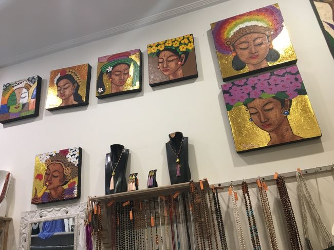 たくさんある～<br />お店の方にお願いして撮らせていただきました。<br /><br />思っていたより大きかったので絵の購入は断念。。<br />