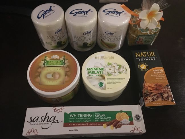 COCOスーパー購入品<br /><br />クリームバス<br />ボディスクラブ、シャンプーなど<br /><br />一番下のは歯磨き粉<br />旅行先でつい買ってしまうものの一つです。