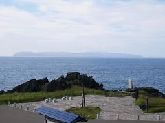 ホテルの周辺を散策しました。沓形岬公園からは礼文島が見えます。