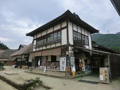 「松本屋」
天然ハチミツ(栃蜜)と手打ちそばのお店です。
こちらは瓦屋根でレトロながらも、新しく見える建物ですね。