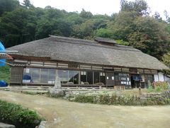 宿場町の一番奥にある「扇屋分家/浅沼食堂」です。
ここは横向きが正面なので、街道並びの家屋より大きく見えますね。
古い町並みの景観を眺めながら食事ができるそうです。