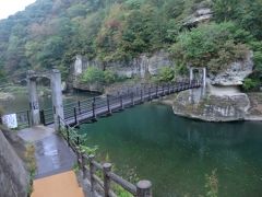 大川(阿賀川)に架かる吊り橋'藤見橋'です。
塔のへつりの景観に溶けこんでいますね。
対岸に渡ってみましょう。