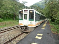 8:33
列車が来ました。
快速AIZUマウントエクスプレスです。
野岩鉄道と東武鉄道に乗り入れるので、鬼怒川温泉まで乗り換えなしで行けます。
少し遅れていますね。

③会津:快速3153D AIZUマウントエクスプレス4号.東武日光行
湯野上温泉.8:31→鬼怒川温泉.10:08
[乗]会津鉄道:AT-601