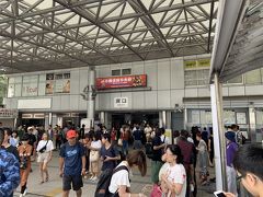 京急の横須賀中央駅へと到着いたしました。かなり人が多かったです。