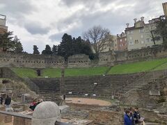 ローマ野外劇場（Teatro　Romana di Trieste） 

ローマ帝国大１３代皇帝トラヤヌス（98年～117年）の時のもの。
建物の大半は石で作られていて　客席後部は木造であったお相違亭されている。
観客収容人数は6000人。
1814年に再発見されて、1930年頃までに修復されて現在の姿になっているそうです。

このすぐ近くにスーパーがあり、滞在中の買い物はたいていそこで済ませました。












