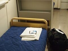 駅でいきなり背後から背中叩かれ、妙に流暢な英語使う男の人がユーロホステルならこのトラムだよ！と教えてくれた。
バックパッカー＝ユーロホステルってぐらい有名みたい。

私が超びびったら、お兄さん何度も謝ってくれた。
どうやらユーロホステルの隣に住んでいる一般人だったらしく（笑）
警戒してすみません。

ヘルシンキには安宿が少ないと聞いていて、調べたら、ちょっと遠くのオリンピック選手村だった場所と、ここぐらいしか見当たらなかった。
ホステルワールドで予約。
こちらもとっても大型の宿で、システマチック。
先進国だし、のんびりする人もいないと思うからいいのかな。
季節外れだったこともありますが、中年の利用客も多かった。

水周りも普通に綺麗だし、トラム降りてすぐ！っていう立地も素敵。
（ヘルシンキ中央駅の目の前のトラムじゃなくて、駅を背後にして右手の大通りにあるちょっと離れたトラム駅から！）