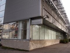 マリメッコ到着。
ネットで調べてあった通りに行ったら簡単にたどり着けた。歩いて15分くらいかな。
途中にスーパーが2件あって寄り道。
パンの買い方聞いたら、これまたおじさんが素晴らしい英語で説明してくれた。
ドイツでは、スーパーの店員さんで、しかも中年となると英語はからっきし話せなかったけど、やっぱり北欧は違うんだなぁ・・・
（あとで聞いたら、フィンランドは教育先進国なんだとか）

肝心のマリメッコ本社アウトレットはというと、結局アウトレット商品は買わず現行品のお皿を何枚かゲット。
町にもいくらでも支店があるし、ここで買わなくても良かったんだけど、なんとなく本社で買いたかったから。。。

ネットで見てたようなかわいいモチーフの柄のものはほとんど無かった。
地元の人も結構多く来てて、その人たちは完全にアウトレットだけ目当てだったみたい。

続いて地下鉄でKAMPPIへ。ここには駅直結のショッピングモールがあります。