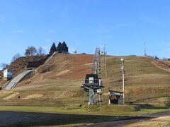 小出駅から歩いて５分ほどの小出公園の中にある小出スキー場。
この周辺は豪雪地帯のはずですが、今年は暖冬でまったく雪がありません。
ゲレンデのハウスには「雪が少ないので営業休止」の看板がありました。