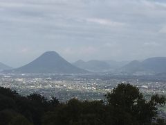 東方向、富士山の形の飯野山が　丸亀の街を従えているみたいに見えます。