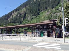 Mayrhofen駅に着きました。売店があります。Jenbach行き列車はまだ入線していません。と思ったら、汽笛が聞こえました。