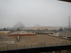 おはようございます。
エジプト７日目最終日の朝です。
ホテルの窓から・・お～ピラミッドが見える！
さすがピラミッドビューのホテル。
朝は曇りがち・・。