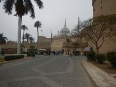 その丘を緩やかに登り・・
最初の観光ポイントは
「ムハンマド・アリ・モスク」

オスマントルコ帝国時代に造られた
美しい姿のモスク。
イスタンブールのアヤソフィア大聖堂を模して
造られたトルコ風のモスクで
エジプトでは珍しいそうです。

ミナレットとドームが美しい形です。
内部はとても美しいそうですが
入場はなく外観写真だけ撮影します。
駆け足ツアーなので仕方ないかな～。


