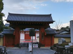 薬師寺到着！バス停は裏側なので表（中門側）に回ります。