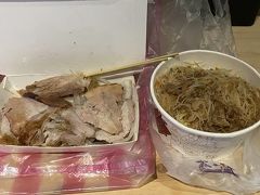 ２２時半過ぎ台中駅着。ホテルへ徒歩で帰着。
うんと遅い夜ご飯は美食區で買った焼き豚とビーフン焼きそばで。
