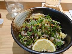 岡山に着いて最初の食事（夕食）は、岡山駅ビル内にある吾妻寿司さんでいただきました。
岡山名物、サワラを使った、サワラのたたき丼。