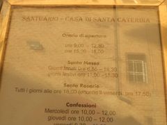３時過ぎ、カンポ広場を後に Via Terme ～ Via Galluzza裏通りを歩いて行くと
シエナ出身の聖女カテリ－ナが住んでいたと言われる家があります。
前回来た時は閉まっていたので入ってみました。
開館時間：9:00～12:30 / 15:00～18:00  (無休)
