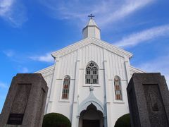 丘の上に建つ白亜の教会を訪問しました。
水ノ浦教会の歴史は、江戸時代末期に大村藩領から移住した潜伏キリシタンのうち５人の男性とその妻子らの移住に始まります。


