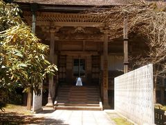 「金剛三昧院」の本堂です。正面の階段の上にある「大錫杖」を回すと、愛染明王に願いが届くとか、そういうものが置かれていました。