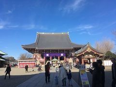 青空の下に池上本門寺の立派な本殿。
