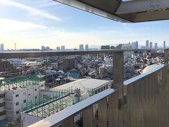 次のスポットに行く前に、隣接する池上会館の屋上庭園に行きました。
見晴らしの良い展望台になっています。
