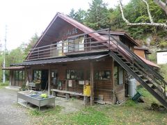 「赤岳山荘」
やまのこ村の少し先にある山小屋です。
一般車はこちらの有料駐車場まで入れます。