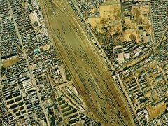 再開発が進む前は、大宮操車場が、殆どの敷地を使って、業務をやっていたようです。

操車場の東側にも、広い空き地が見られます。