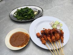 最初に注文したのは名物サテーと青菜の炒め物。
サテーはマレーシア名物なので注文必須です（笑）

ピーナツソースがよく合います。お肉の種類も、チキン、ビーフ、マトンから選択します。ポークはイスラム教では食べることができないので選択肢にありません。

青菜の炒め物は東南アジアで定番のおかず。ちょうどいい塩加減と油でご飯が進みます。