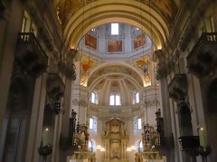 ザルツブルグ大聖堂 Dom zu Salzburg

　　　　　＜　わぁ～～～～♪　＞

この凛とした空気、、　ドームから差す ひかり、、　全てが美しい、、


